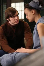 Es kommt, wie es kommen muss und Alma (Britne Oldford, r.) landet in der Anstalt von Briarcliff. Kit Walker (Evan Peters, l.) spricht ihr Mut zu ...