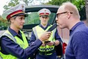 (v.li.): Julia Schranz (Polizeibeamtin), Felix Kreutzer (David Schön), Simon Schwarz (Pius Sund).