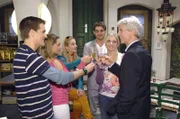 Robert und Jonas feiern ihren Triumph, wieder in der Agentur zu sein. v.l.n.r.: Lars (Alexander Klaws), Katja (Karolina Lodyga), Nancy (Nora Hütz), Jonas (Roy Peter Link), Lily (Jil Funke), Robert (Mathieu Carrière)