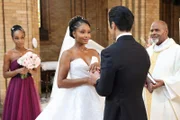 (l-r) Yaya DaCosta als April Sexton, Brian Tee als Ethan Choi, R.A. Logan als Priest