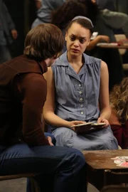 Diesmal ist Kit Walker (Evan Peters, l.) nur als Gast in Briarcliff, um Alma (Britne Oldford, r.) zu besuchen ...