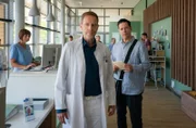 Dr. Philipp Brentano (Thomas Koch, re.) wollte Dr. Kai Hoffmann (Julian Weigend, li.) beim Kindergeburtstag dessen Sohnes Emil unterstützen. Als Kai seinem Freund klar macht, warum er dieses Versprechen nicht einhalten konnte, ist Philipp ziemlich vor den Kopf gestoßen.