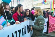 Chemnitz: Barbara Lüthi (r.) am Rande einer Demo gegen rechts während der Kulturhauptstadteröffnung, im Gespräch mit Demonstrantinnen