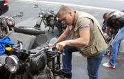 Motorrad-Freak Otto Schulte (Foto) kümmert sich um die heruntergekommenen Bikes.