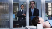 Tripp Raines (Jacob Kogan, r.) soll ein 13-jähriges Mädchen geschwängert haben. Oder hat sein Vater, Andrew Raines (Kyle MacLachlan, M.), etwas mit der Schwangerschaft zu tun? Detective Nick Amaro (Danny Pino) ermittelt.