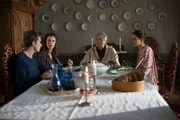 Finya (Anna Rot, 2.v.l.) fühlt sich beim Abendessen mit Ingmar (Friedrich von Thun, M.), Jörn (Nico Rogner, l.) und Elin (Susan Hoecke, r.) überflüssig.