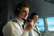 Auf dem Luxair-Flug 9642 fragen Kapitän Poeckes (gespielt von Craig Henderson) und der Erste Offizier Arendt (gespielt von Craig Henderson) über Funk nach den aktuellen Sichtverhältnissen auf dem Flughafen.