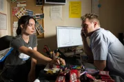 Anna (Kayla Shyx, l.) und Julian (Ben Münchow, r.) im Büro: Nach Annas Ladendiebstahl versucht Julian, als frischgebackener Marktleiter, die Kontrolle zu bewahren – während Anna sich völlig unbeeindruckt zeigt.
