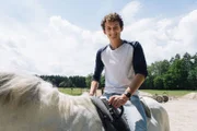 Auf dem Pferdehof mit "Burli": Julian checkt, wie ein Pferd geröngt wird.