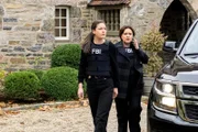 l-r: Kristin Gaines (Alexa Davalos), Hana Gibson (Keisha Castle-Hughes)