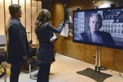 Beckett (Stana Katic, l.) und Castle (Nathan Fillion, M.) sind auf der Suche nach einem Mörder. Doch was hat Dr. Gustavo Bauer (John Getz, r.) damit zu tun?