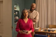 Marcus (Carl Clemons-Hopkins) versucht sich an ein Leben ohne Wilson zu gewöhnen, während Josefina (Rose Abdoo) Deborahs Abwesenheit nutzt, um sich ins Datingleben zu stürzen.