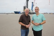 Esbjerg/Dänemark. Ausflug zum Hafen von Esbjerg. Kapitän Elmar Mühlebach und Kreuzfahrtdirektor Chris Schädel wollen sich gemeinsam den Hafen von Esbjerg angucken.