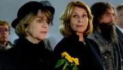 Nach Werners Tod steht Almuth (Senta Berger) ihrer Freundin Rita (Cornelia Froboess) zur Seite.
