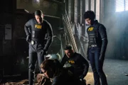 (L-R): Zeeko Zaki als Special Agent Omar Adom "OA"Zidan, Missy Peregrym als Special Agent Maggie Bell, John Boyd als Special Agent Stuart Scola, und Katherine Renee Kane als Special Agent Tiffany Wallace.
