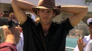 Jack (Ivan Sergei) wird von korrupten Polizisten festgenommen..