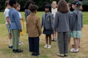 Ezra (Kaylen Luke, 4.v.l.), Sunny Chohhan(Aditi Pothuganti, m.), Lily-Grace Phillips(Erin Ainsworth, 3.v.r) und Evie Stone(Billie Gadsdon, 2.v.r.)