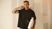 Martin mit Zementsäcken in seinem Haus.