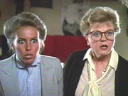 Jessica (Angela Lansbury) und ihre Nichte Victoria (Genie Francis) sind völlig verblüfft, als sie Victorias Verlobten bei einem Auftritt als Transvestit entdecken.