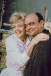 Jessica (Angela Lansbury, l.) besucht ihren Neffen Bert, der im Polizeidienst ist, und dessen Familie. Da wird sie von einem Mitarbeiter des Horrorparkbesitzers Horatio Baldwin (James Coco, r.) eingeladen, bei der Einweihung eines neuen Parks teilzunehmen.