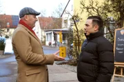 Hubert (Bernhard Ulrich) spricht mit Leon (Joel Akgün) über seine Vergangenheit.