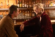 In der Bar wird Deborah (Jean Smart) von einem jüngeren Mann (Devon Sawa) umgarnt. Doch liegt es an ihrem Charme – oder an ihrem Ruhm?