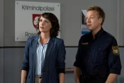 Kommissarin Andresen und Polizeihauptmeister Mohr sind gespannt auf die neuesten Informationen.