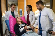 Mikko (Luan Gummich, l.), Vivi (Jane Chirwa) und Matteo (Mike Adler) haben schlechte Nachrichten für Lola Brink (Nathalie Thiede, 2.v.l.).