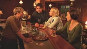 Auch nach Feierabend lässt der Fall Katrin Börensen (Claudia Schmutzler, l.), Leena Virtanen (Li Hagman, 2.v.l.), Urmas Savi (Claes Kaspar Bang, 2.v.r.) und Nils Theede (Jonas Laux, r.) noch nicht los. Sie sitzen in der Kneipe von Nils' Mutter und reden noch lange über den Fall.