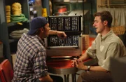 Um Loralais Stimmung nach dem Streit mit Rory wieder anzuheben, will Luke (Scott Patterson, l.) ihr einen Heiratsantrag machen. Bei Kirk (Sean Gunn, r.) sucht er nach einem Ring ...