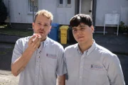 Julian (Ben Münchow, l.) steht mit blutender Nase neben Ernst (Diyar Ilhan, r.) – ein schlagkräftiger Beweis dafür, dass diese Vater-Sohn-Bindung manchmal auch weh tut.
