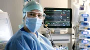 Mit allen Mitteln der hochtechnisierten Intensivmedizin ringt das Team der Station 43 um das Überleben seiner Patienten. Nele Schönfelder ist Intensivpflegerin in der Station 43 der Charité.
