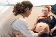 Dr. Maral Safadi (Sesede Terziyan, l.) muss Antonia Varga (Laura Sophie Becker, r.) unverhofft bei einer Entbindung helfen.