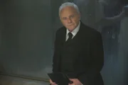 Dr. Robert Ford (Anthony Hopkins).