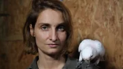 How do cockatoo's make and use tools? Alice Auersperg & a cockatoo preparing to demonstrate the cockatoo?s skills.; How do cockatoo's make and use tools? Alice Auersperg & a cockatoo preparing to demonstrate the cockatooÂ’s skills.