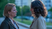 Die fesche Kolumnistin Susanne (Anja Taschenberg, re.) ist eine ehemalige Kollegin von Kathi (Jördis Triebel, li.).