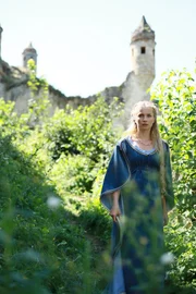 Die Schöne (Cornelia Gröschel) ist in der Burg des Biestes gefangen.
