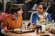 Sheldon wird von seinem Chef gezwungen Urlaub zu nehmen. Zunächst hat er keine Ahnung, was er mit der ganzen Zeit anfangen soll. Doch dann hat er die Idee Amy in die Arbeit zu begleiten. Die findet es auch romantisch, es erinnert sie an Pierre und Marie Curie. Inzwischen versucht Bernadette einen Weg zu finden, um Howard auf schonende Art klar zu machen, dass er einen Ehevertrag unterschreiben soll. Im Bild (v.li.): Simon Helberg (Howard Wolowitz), Kunal Nayyar (Rajesh Koothrappali).