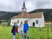 Alesund/Geirangerfjord/Norwegen. Ausflug: Überlandausflug von Alesund nach Geiranger mit den Passagieren Heinz und Helga mit Reiseleiterin Kiona. Rosenkirche ("Rosekyrkja") im Dorf Stordal aus dem Jahr 1789.