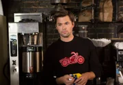 Elijah (Andrew Rannells) arbeitet in Rays Café. Doch seinen Job nimmt er nicht besonders ernst.