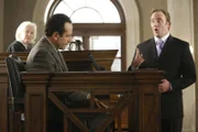 Kann sich Adrian Monk (Tony Shalhoub) als Zeuge im Gerichtssaal gegen Staranwalt Harrison Powell (Jay Mohr, re.) behaupten? (Hintergrund Richterin Santa Croce (Jamie Donnelly)