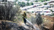 Ein Feuerwehrmann löscht das Feuer.