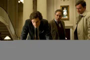 Kunstfälscher Neal (Matt Bomer, li.) kann Vincent (Stephen Singer) und Agent Burke (Tim DeKay) mit seinem Fachwissen überzeugen.