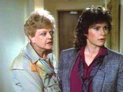 Jessica (Angela Lansbury) hat die Assistentin (Diana Canova) im Verdacht, ihren Chef ermordet zu haben.