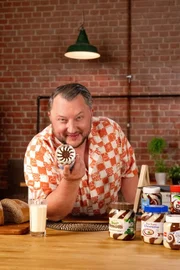 Sebastian Lege packt aus - und zeigt, dass in Schoko-Milch-Creme vor allem viel Fett und Zucker steckt.