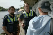 Mattes (Matthias Schloo, M.) und Hakim (Zejhun Demirov, l.) befragen Bens Zimmernachbarn Colin (Aris Wolf, r.). Der zeigt sich unkooperativ - er will nichts gesehen oder gehört haben.