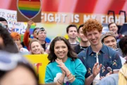 Luisa Torres (Cree Cicchino) und Brady Hobbes (Niall Cunningham)