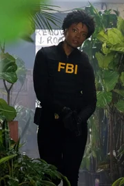 Katherine Renee Kane als Special Agent Tiffany Wallace