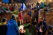 Erzieher Alex Fischer (Björn von der Wellen, re.) veranstaltet in der Schlossruine eine Abschiedsparty.