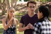 Lily (Mia Milnes links) möchte nicht, dass Kyra (Kimie Tsukakoshi rechts) Peter (Jamie Carter Mitte) von der unsichtbaren magischen Welt erzählt.